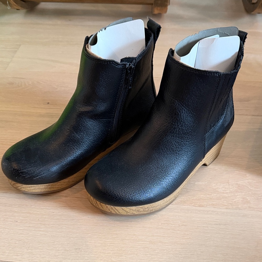 Universal Thread Black Leather Kids Ankle Boots with Wood-Effect Sole